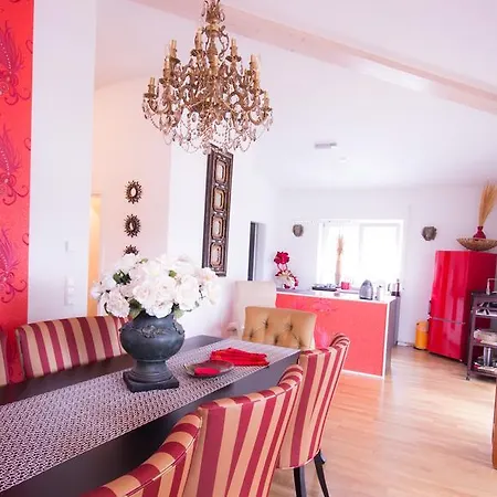 Deluxe Loft Mountain View Apartment